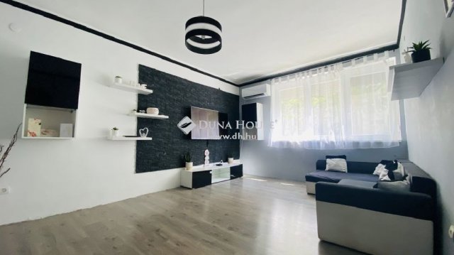 Eladó téglalakás, Esztergomban 34 M Ft, 3+2 szobás