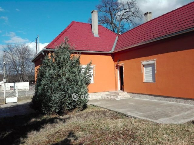 Eladó családi ház, Dombóváron 24.5 M Ft, 2 szobás