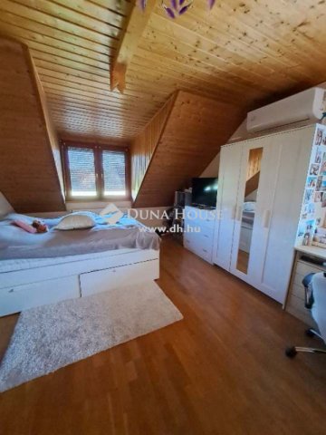 Eladó családi ház, Pécsett 119.9 M Ft, 7 szobás