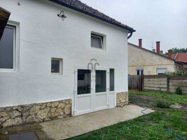 Eladó családi ház, Pápán 59 M Ft, 6 szobás