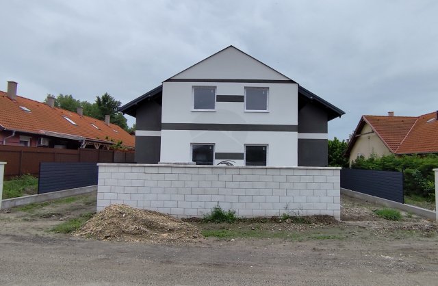 Eladó ikerház, Szigetszentmártonban 65.9 M Ft, 4 szobás