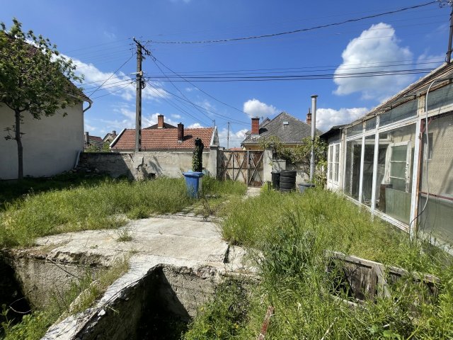 Eladó családi ház, Veszprémben 47.9 M Ft, 2 szobás
