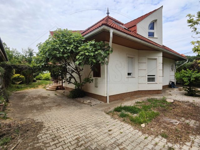 Eladó családi ház, Szekszárdon 129.9 M Ft, 8 szobás