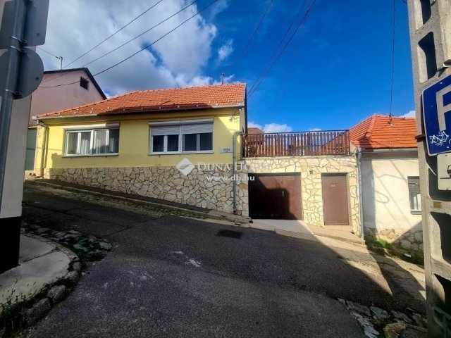 Eladó családi ház, Pécsett 63 M Ft, 4 szobás
