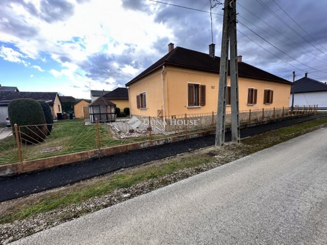 Eladó családi ház, Szentgotthárdon 54.5 M Ft, 4+1 szobás