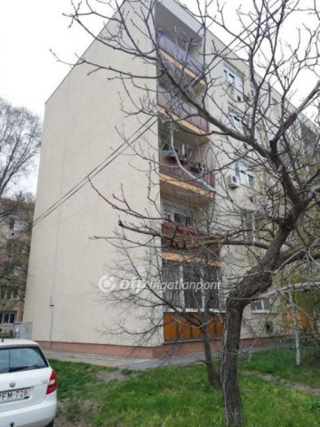 Eladó panellakás, Szolnokon 18.75 M Ft, 2 szobás