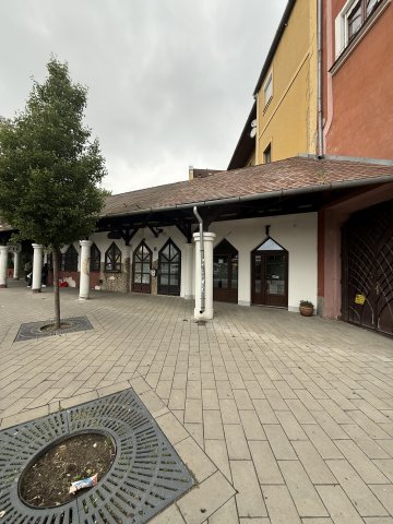 Eladó üzlethelyiség, Kaposváron, Újpiac téren 17.5 M Ft