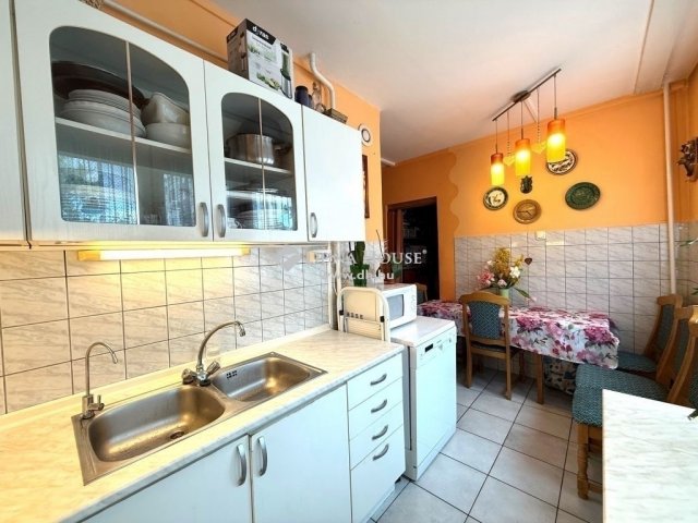 Eladó panellakás, Kecskeméten 45 M Ft, 3 szobás