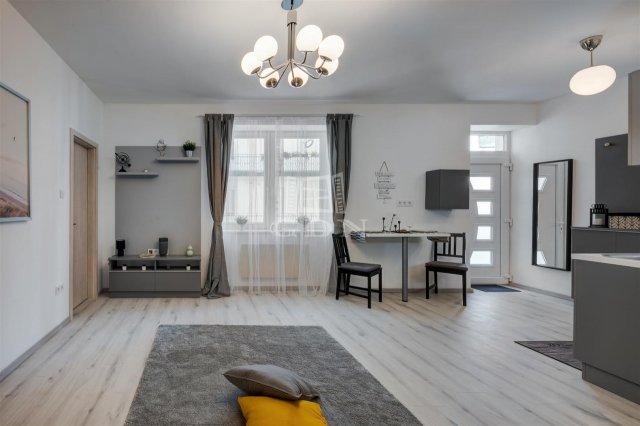 Eladó téglalakás, Budapesten, VI. kerületben 53 M Ft, 1 szobás