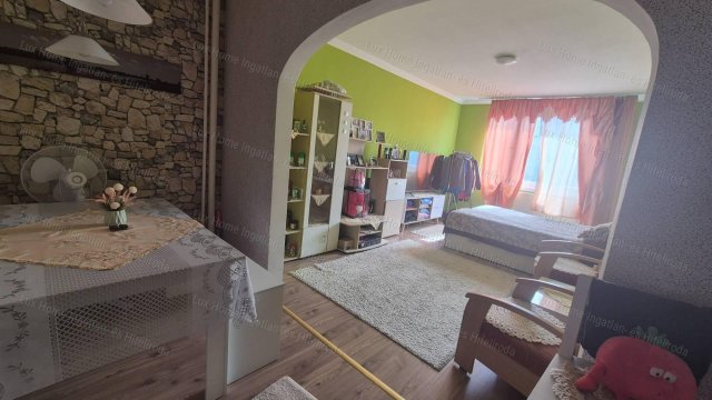 Eladó panellakás, Tatabányán 39.99 M Ft, 3 szobás
