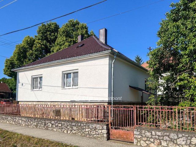 Eladó családi ház, Bakonyszentkirályon 54.9 M Ft, 3 szobás