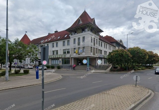 Eladó iroda, Kecskeméten 109.9 M Ft, 6 szobás
