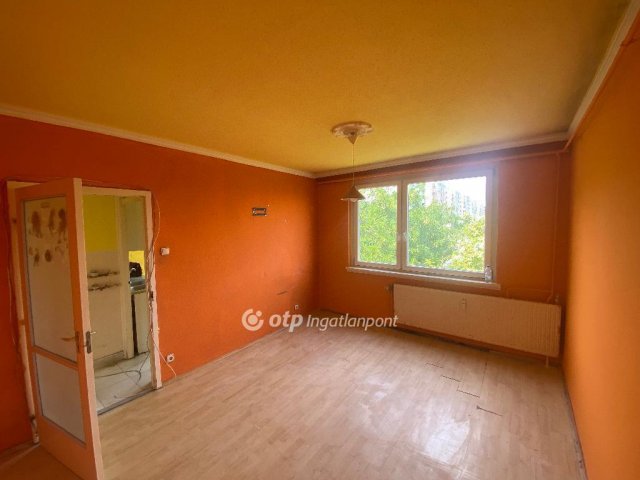 Eladó panellakás, Nyíregyházán 24.99 M Ft, 2 szobás