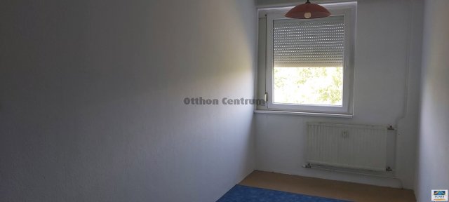 Eladó panellakás, Debrecenben 38.9 M Ft, 4 szobás