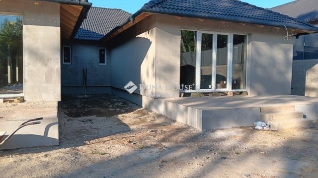Eladó ikerház, Veresegyházon 99.999 M Ft, 5 szobás