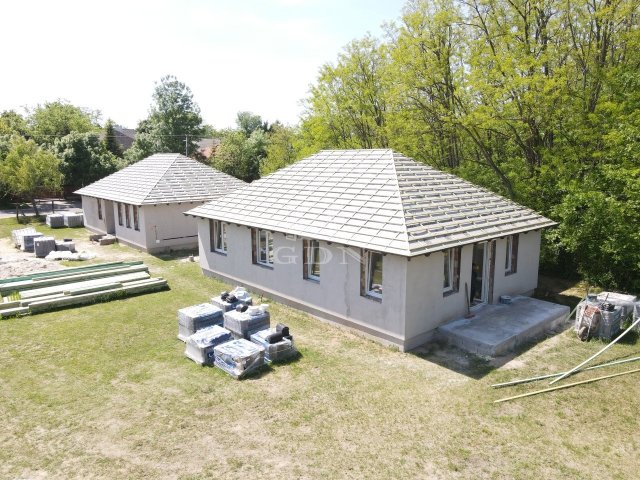 Eladó ikerház, Veresegyházon 79.99 M Ft, 4 szobás
