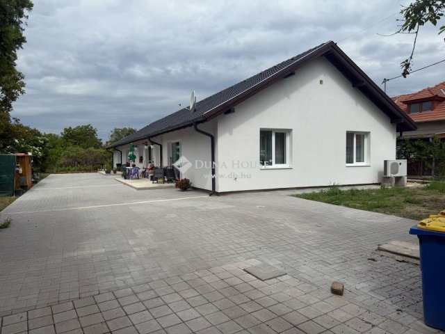 Eladó téglalakás, Szigetszentmártonban 198 M Ft, 10 szobás