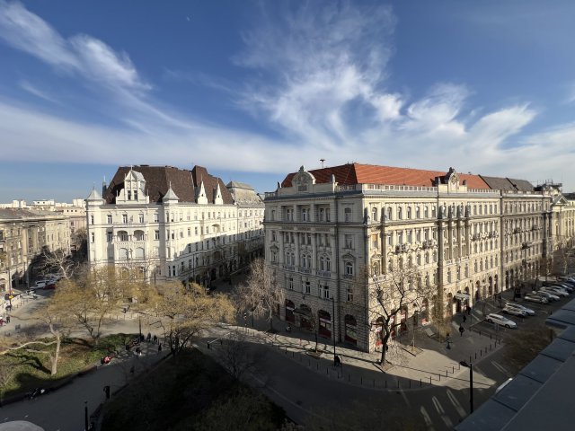 Eladó téglalakás, Budapesten, V. kerületben, Vértanúk terén