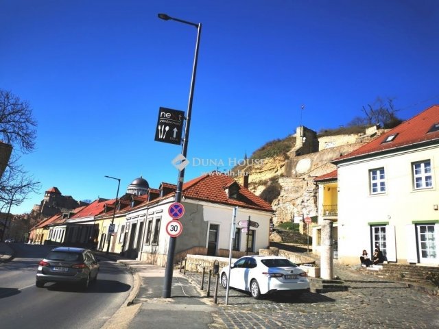 Eladó családi ház, Esztergomban 19.9 M Ft, 2 szobás