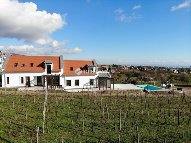 Eladó ikerház, Balatonfüreden 239 M Ft, 3 szobás