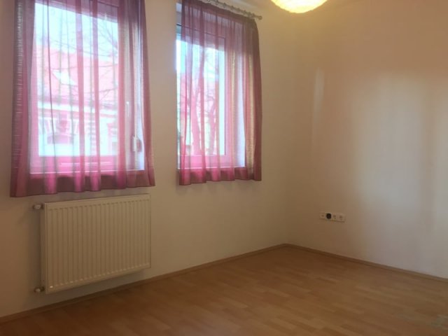 Kiadó téglalakás, albérlet, Pécsett 220 E Ft / hó, 3 szobás