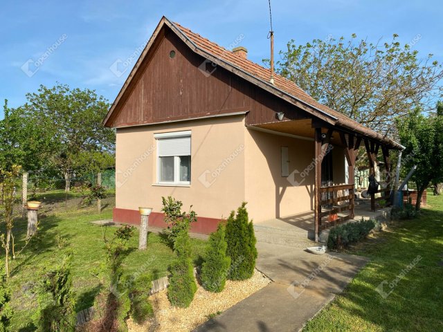 Eladó nyaraló, Besenyszögön 11.99 M Ft, 1 szobás