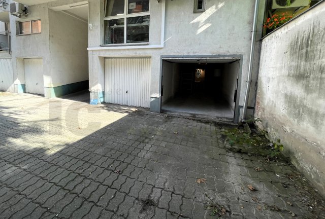 Eladó garázs, Szegeden, Batthyány utcában 10.5 M Ft