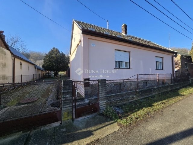Eladó családi ház, Pécsett 34.9 M Ft, 3 szobás