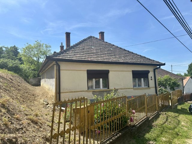 Eladó családi ház, Holládon 17.99 M Ft, 2+1 szobás