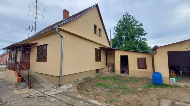 Eladó családi ház, Dombóváron 31.8 M Ft, 6 szobás