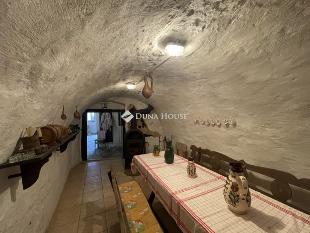 Eladó családi ház, Lábatlanon 19 M Ft, 2 szobás