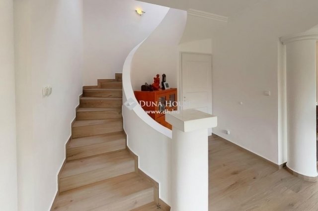 Eladó családi ház, Pécsett 199 M Ft, 5 szobás