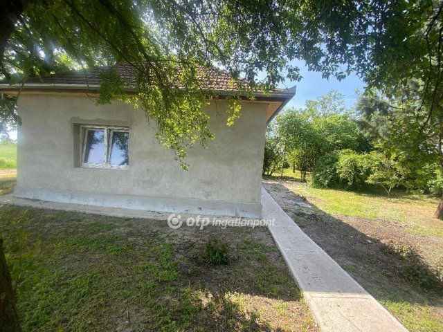 Eladó családi ház, Újszászon 18.99 M Ft, 1 szobás