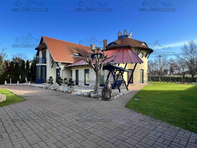 Eladó családi ház, Szegeden 261.5 M Ft, 8 szobás