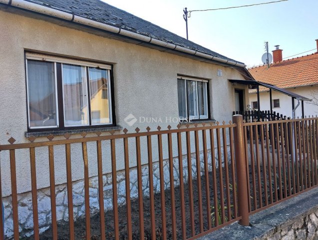 Eladó családi ház, Kesztölcön 47.99 M Ft, 2 szobás