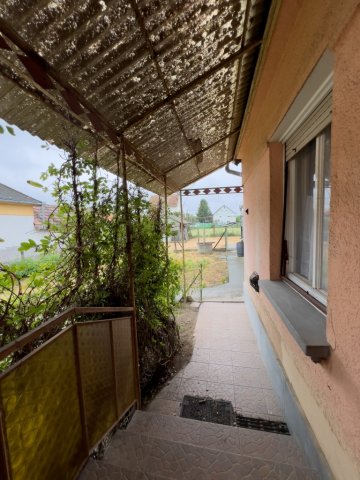 Eladó családi ház, Tápiószentmártonon 29.99 M Ft, 3 szobás