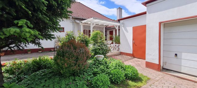 Eladó családi ház, Dunaújvárosban 63.9 M Ft, 3 szobás