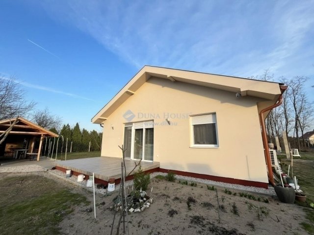 Eladó családi ház, Kecskeméten 105 M Ft, 8 szobás