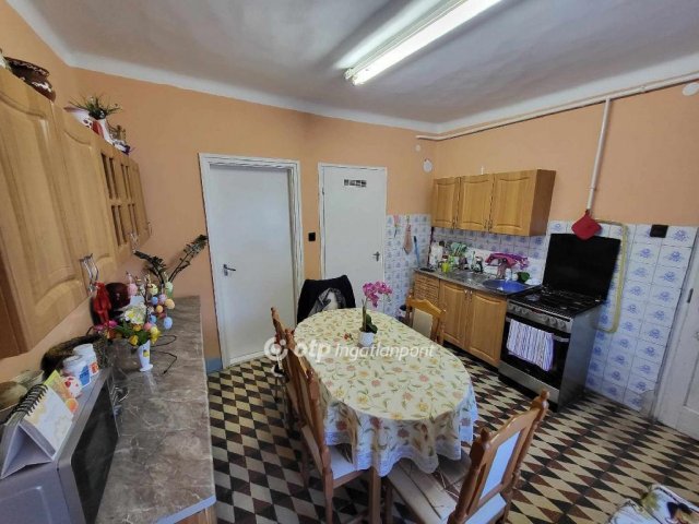 Eladó családi ház, Jászfényszarun 19.5 M Ft, 2 szobás