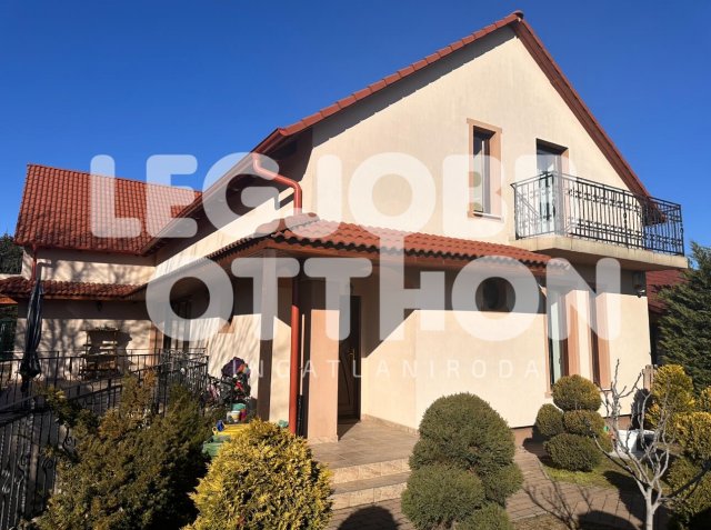 Eladó családi ház, Cegléden 195 M Ft, 5 szobás
