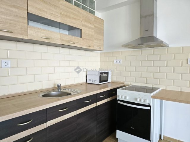 Kiadó téglalakás, albérlet, Pécsett 250 E Ft / hó, 3 szobás