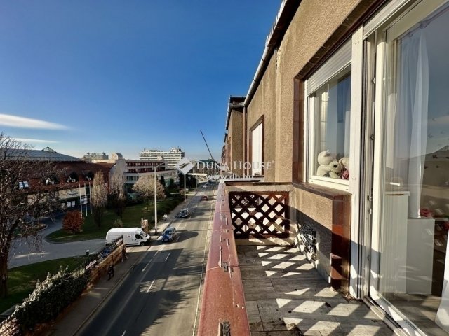 Eladó téglalakás, Pécsett 72.9 M Ft, 3 szobás