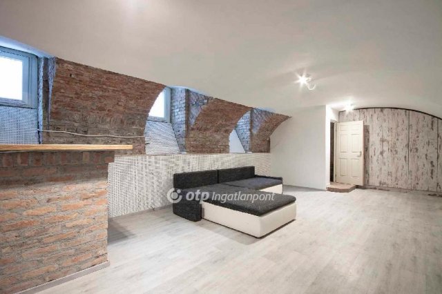 Eladó téglalakás, Budapesten, VI. kerületben 42.9 M Ft, 2 szobás
