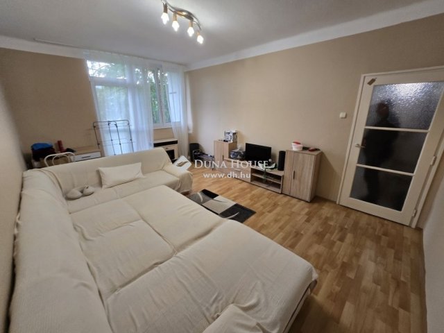 Eladó téglalakás, Veszprémben 44.9 M Ft, 2 szobás