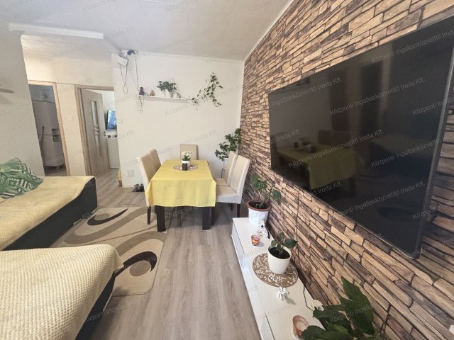 Eladó téglalakás, Oroszlányban 30 M Ft, 2 szobás