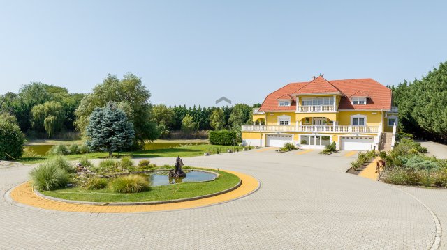 Eladó családi ház, Ráckevén 720 M Ft, 10 szobás