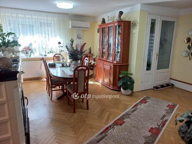 Eladó családi ház, Esztergomban 125 M Ft, 5 szobás