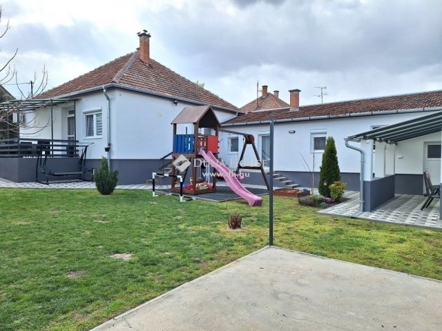 Eladó családi ház, Kecskeméten 74.5 M Ft, 4 szobás