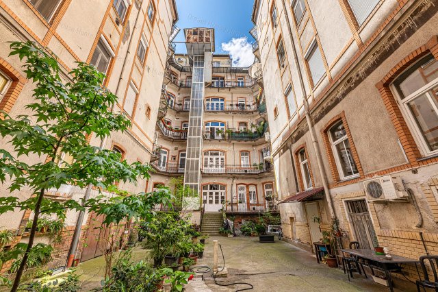 Eladó téglalakás, Budapesten, VI. kerületben 89.9 M Ft, 3 szobás