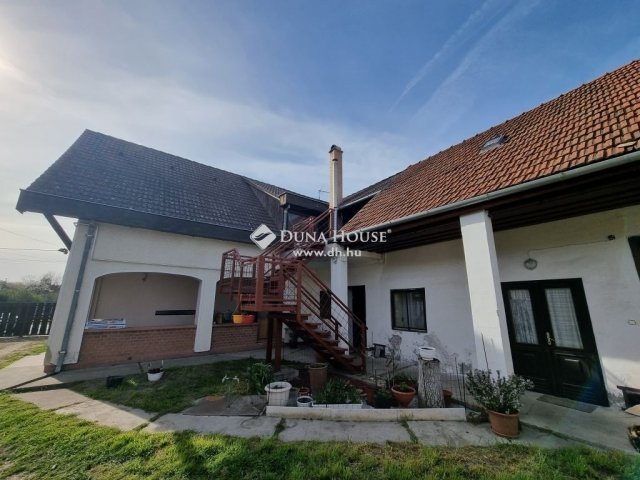 Eladó családi ház, Szigetszentmártonban 84.9 M Ft, 6 szobás